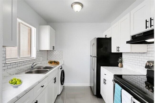 Building Photo - 2000 15th Ct NW