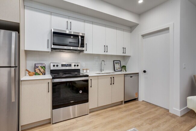 Building Photo - Modern Private Basement Suite in Capitol Hill | Pet Friendly