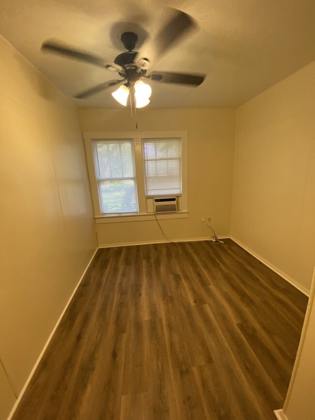 Building Photo - 1 Bedroom 1 bath Leesburg