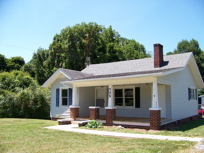 Building Photo - 733 N Main St