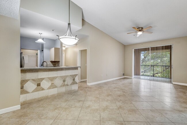 Building Photo - ** RESERVE AT NAPLES ** 3 BED / 2 BATH - TOP FLOOR CONDO - CENTRAL NAPLES - ANNUAL RENTAL
