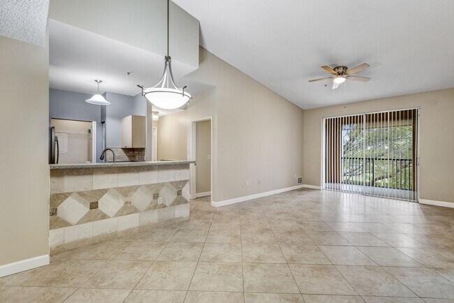 Foto del edificio - ** RESERVE AT NAPLES ** 3 BED / 2 BATH - TOP FLOOR CONDO - CENTRAL NAPLES - ANNUAL RENTAL