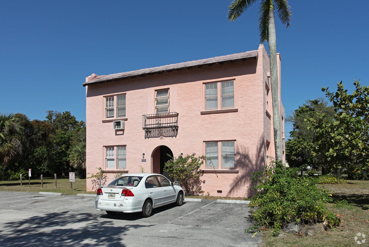 Primary Photo - Royal Palm Apartments