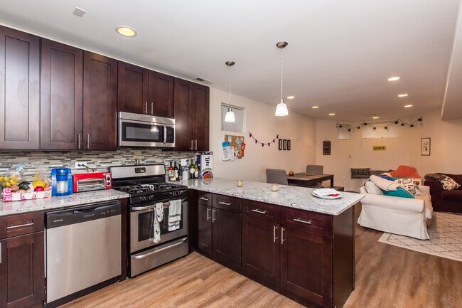 Foto del edificio - HUGE 4bed/2bath Condo Quality GARDEN unit in Wicker Park! Central Air! In-Unit Laundry!