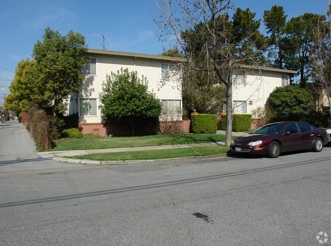 Primary Photo - 452-468 Wilton Ave