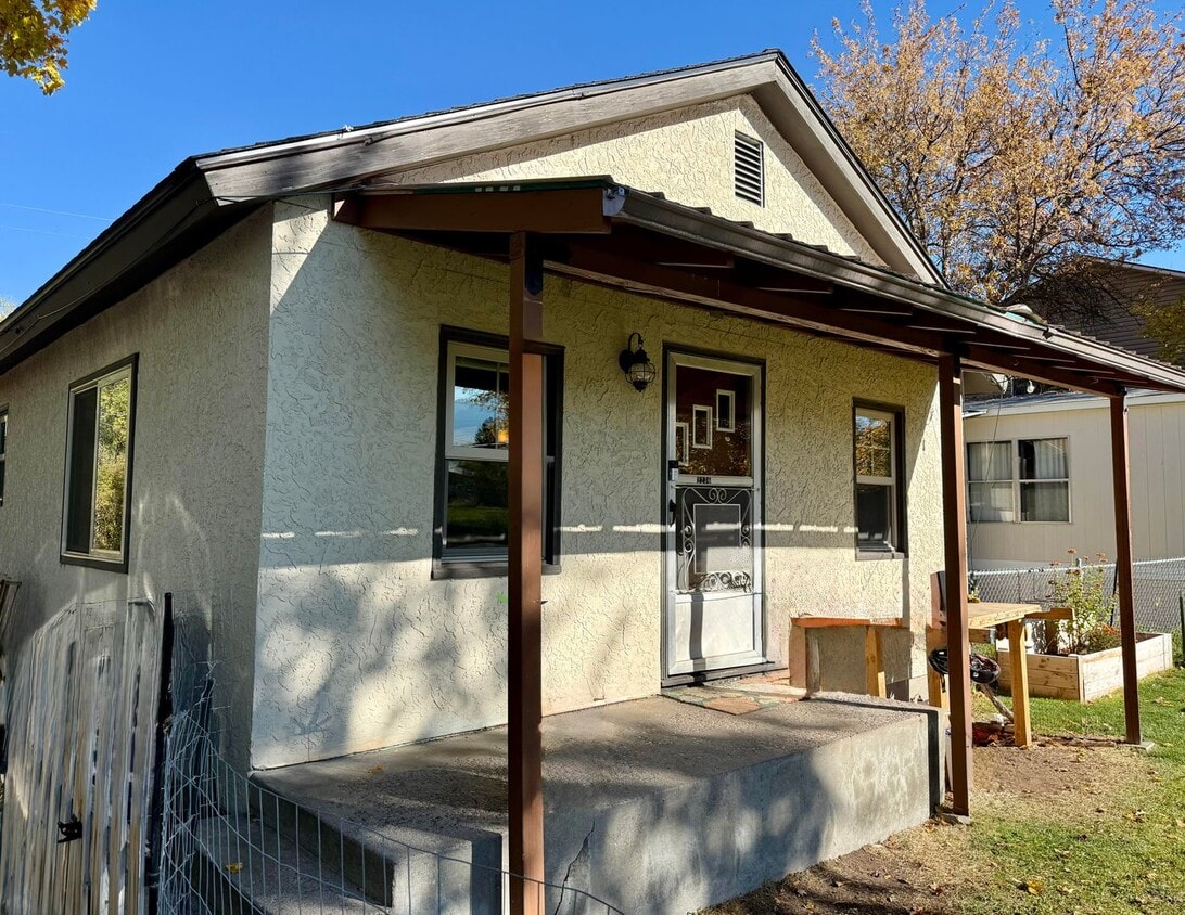 Primary Photo - 2236 Burlington Ave