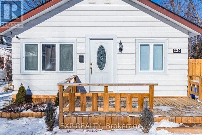 Photo du bâtiment - 230 Pine Beach Dr