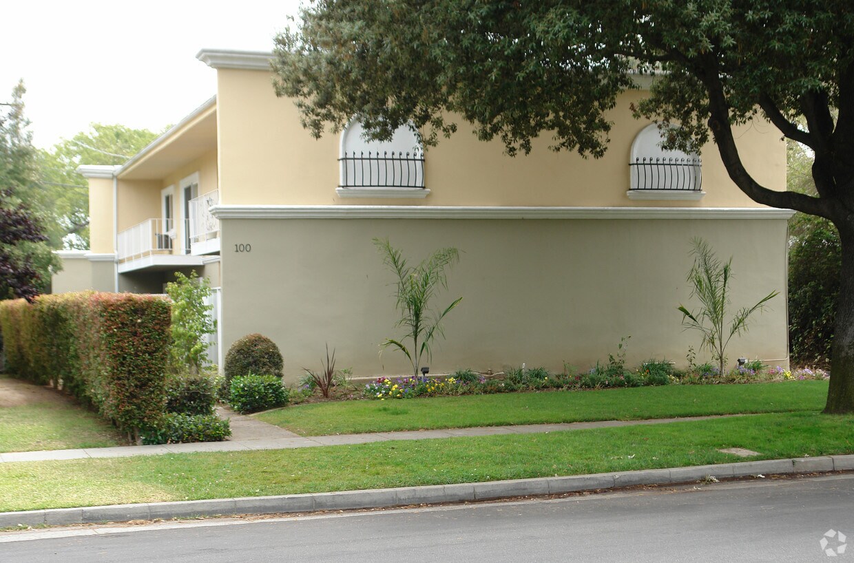 Foto del edificio - 100 Oak Ave