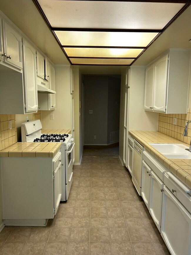 Building Photo - 12143 Valleyheart Dr