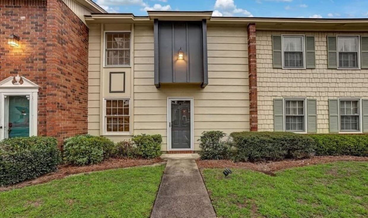 Foto principal - Charming Town Home Available August 12th.
