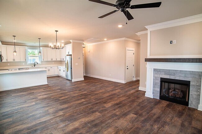 Foto del edificio - Beautiful 3 Bed, 2.5 Bath, 2 Car Garage - Community Pool & Walking Trail!