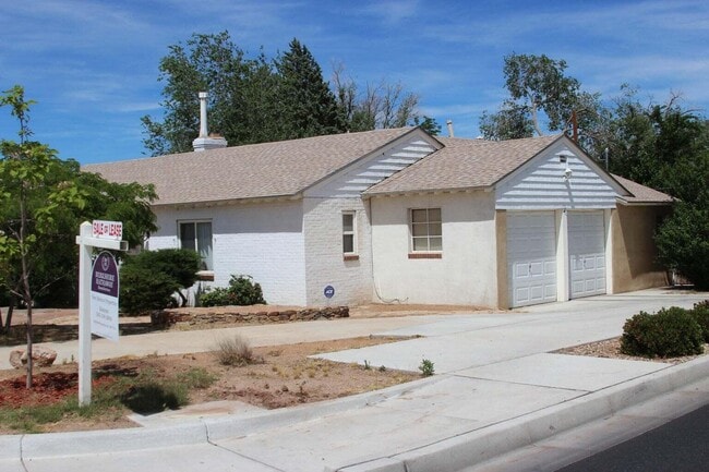 Building Photo - 324 Aliso Dr SE