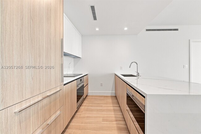 Foto del edificio - 2411 Laguna Cir
