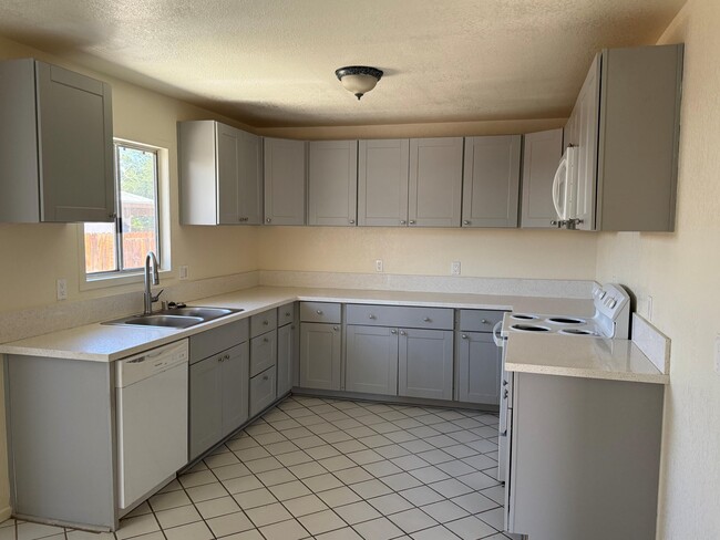 Building Photo - 54280 Avenida Vallejo