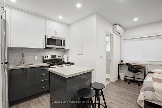 Photo du bâtiment - 595 St Clair Ave W