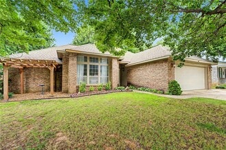 Building Photo - 220 Bluff Dr
