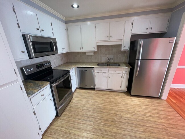 Building Photo - Beautiful Townhouse For Rent