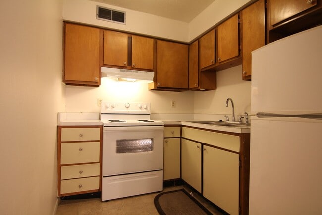 Building Photo - Spacious 1 bedroom 1 bath - available Augu...