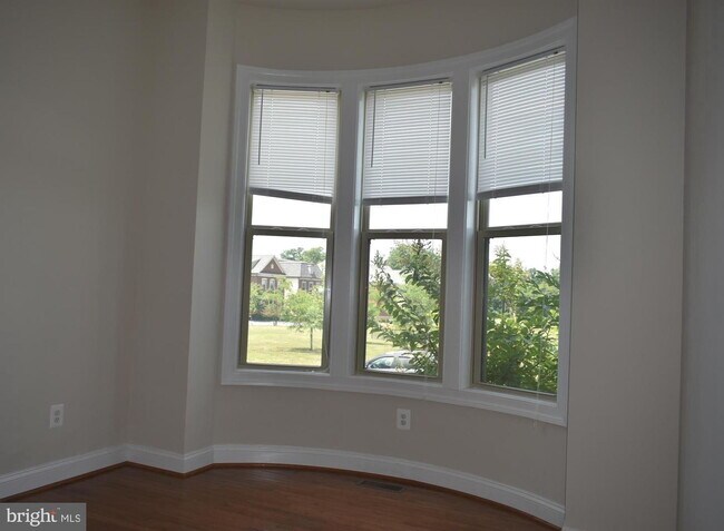 Building Photo - Luxurious Single-Family Home in Vibrant On...