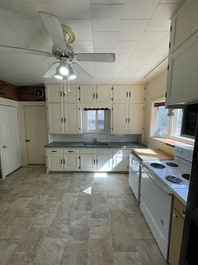 Building Photo - 1042 Main St