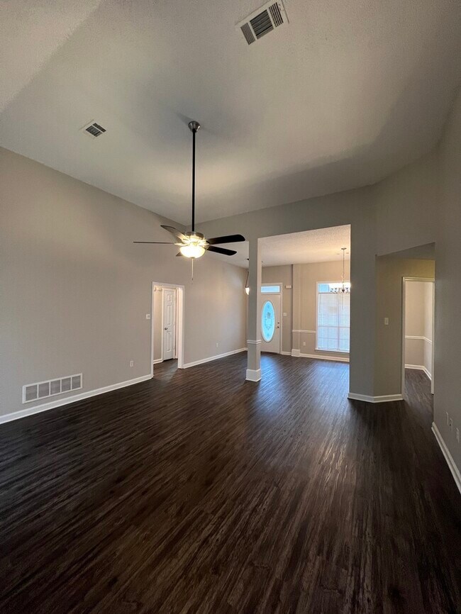 Building Photo - 270 Lakewood Dr