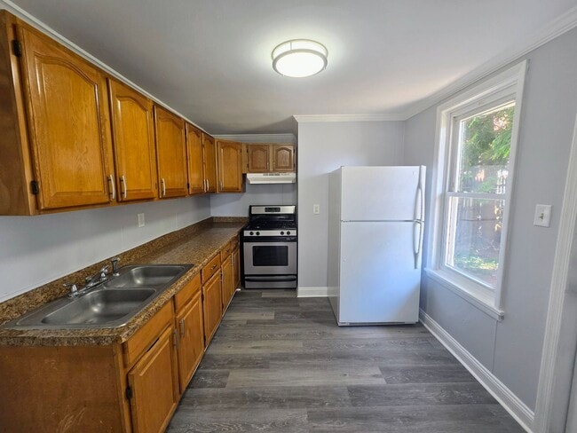 Foto del edificio - 1437 W Court St