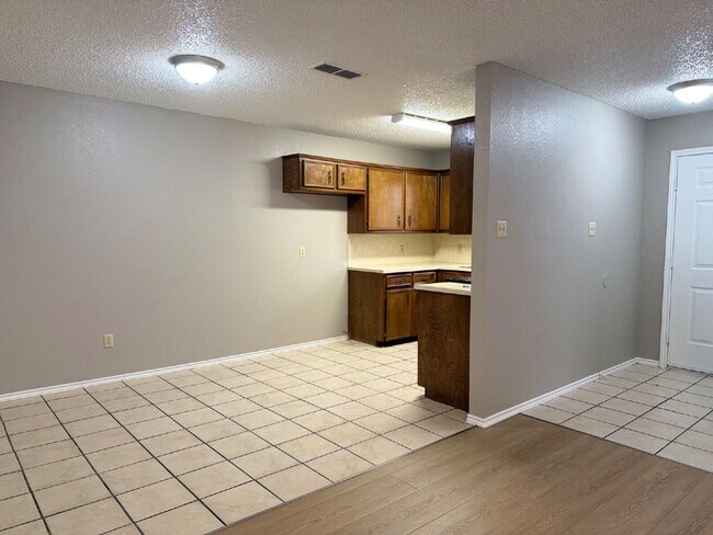 Building Photo - West Lubbock Living!