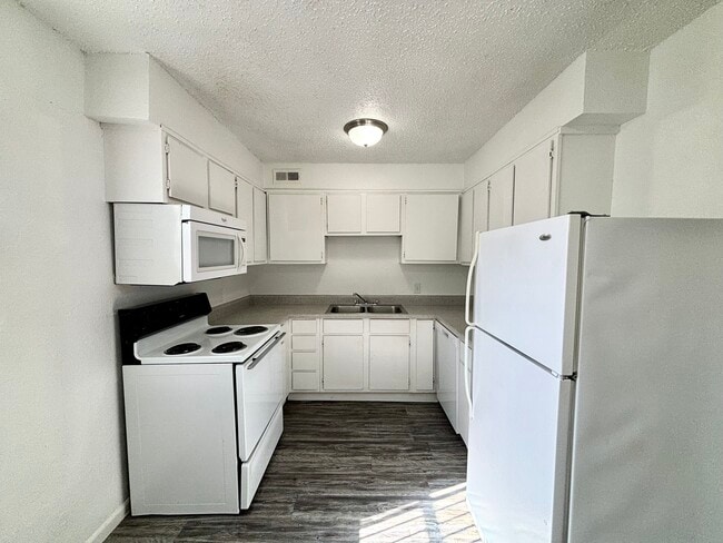 Building Photo - Candlewood Apartments