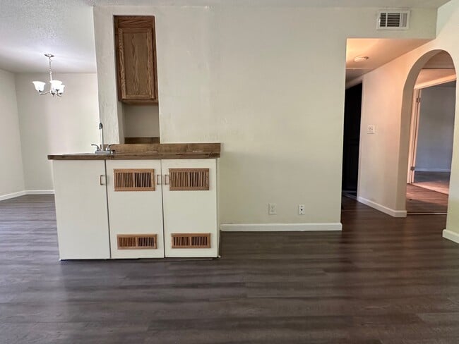 Building Photo - 2422 Larkspur Ln