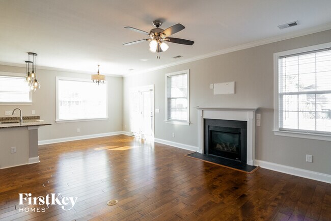 Foto del edificio - 412 Topcrest Ln