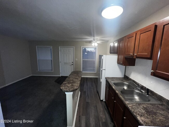 Foto del edificio - 4220 Flintlock Dr