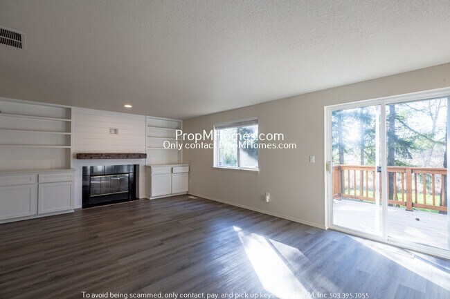 Building Photo - Awesome Four Bedroom Home In NE Hillsboro!...