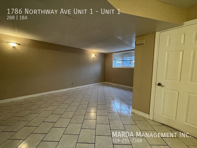 Photo du bâtiment - SPACIOUS TWO BEDROOM MODERN LOWER LEVEL SU...