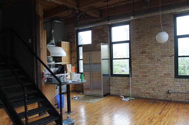 Building Photo - 616 Congdon Ave