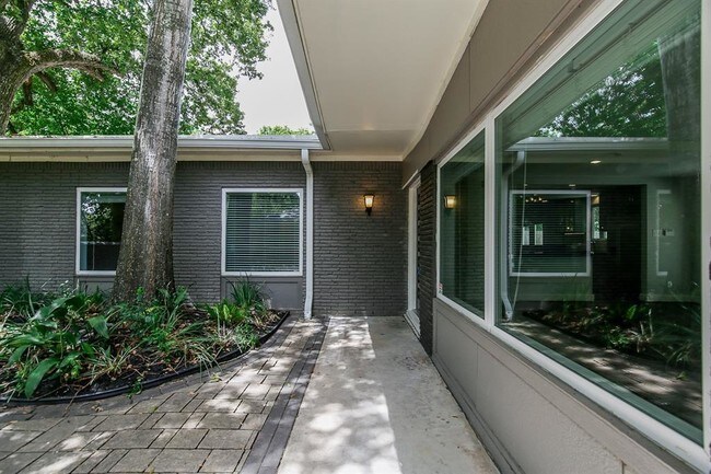 Foto del edificio - 10210 Hazelhurst Dr