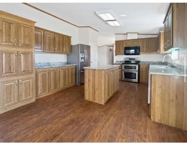 Building Photo - Country home with horse property
