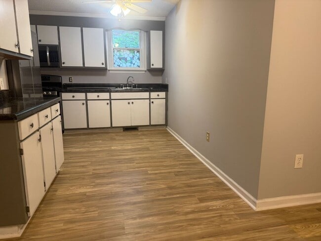 Foto del edificio - Available Now !  One Bedroom apartment in ...