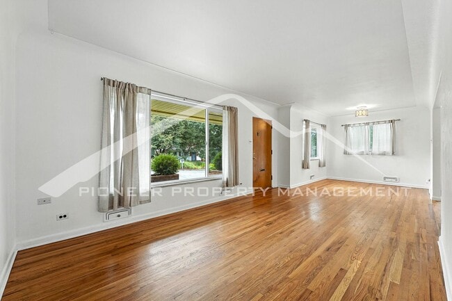 Building Photo - Gorgeous Home with Washer/Dryer and Fenced...