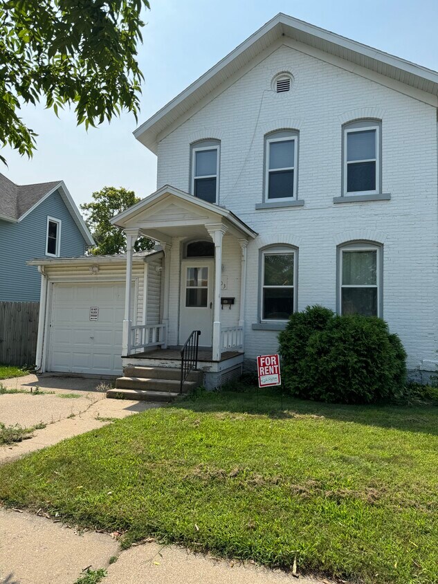 103 E. Sanborn( 8th St.) - UPSTAIRS 1 Bdrm - 103 8th St E