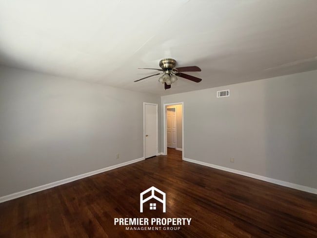 Building Photo - Charming 4BR Home in East Memphis w/ Hardwood Floors & Fenced Backyard
