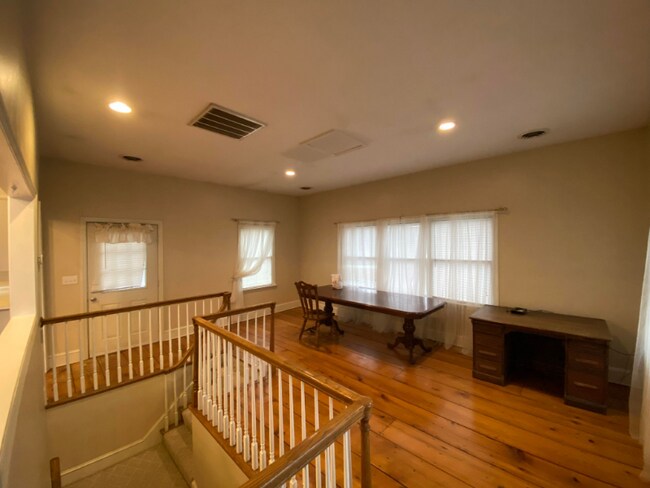 Building Photo - 10704 Hopewell Rd