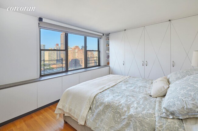 Building Photo - 301 E 79th St