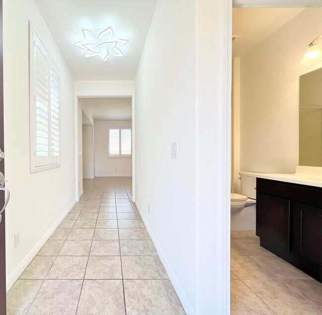 Foto del edificio - Well-maintained 4-bedroom, 3-bath home in a desirable gated community
