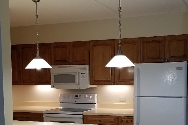 Cocina luminosa, con asientos en la península - 5125 Blodgett Ave