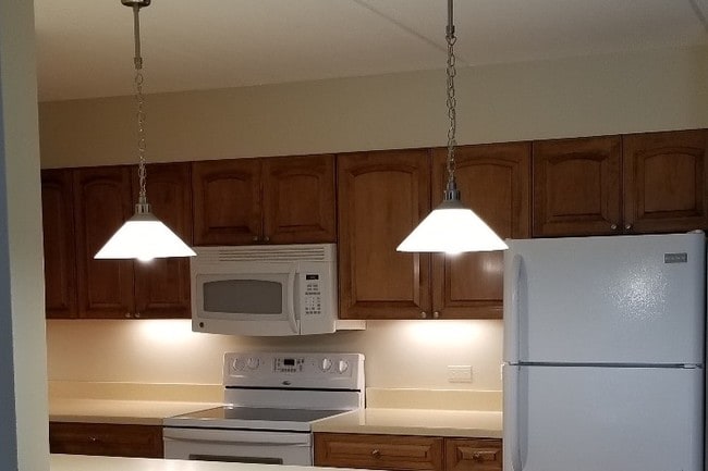 Bright kitchen, with seating at the peninsula - 5125 Blodgett Ave