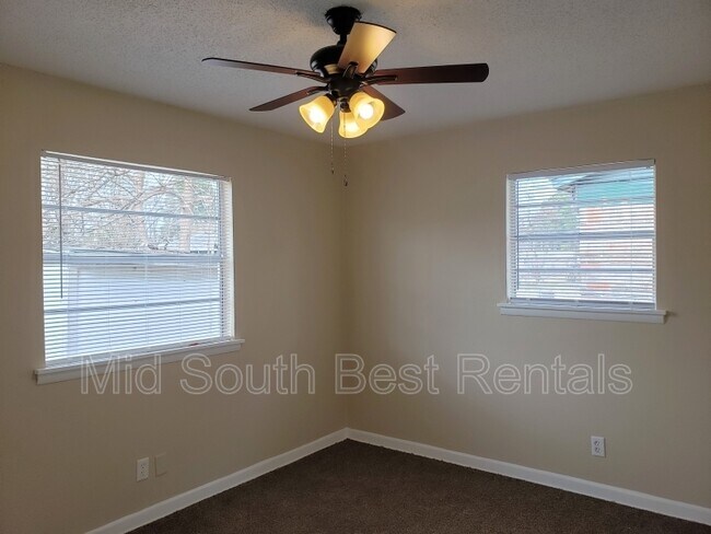 Building Photo - 115 Meadow Park Dr
