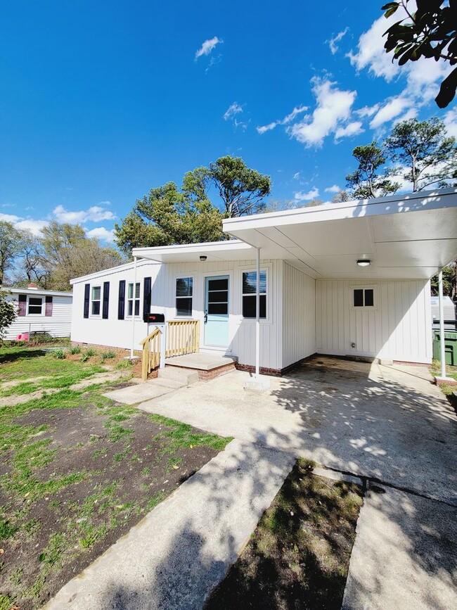 Building Photo - SUNSET PARK - Updated interior and fenced ...
