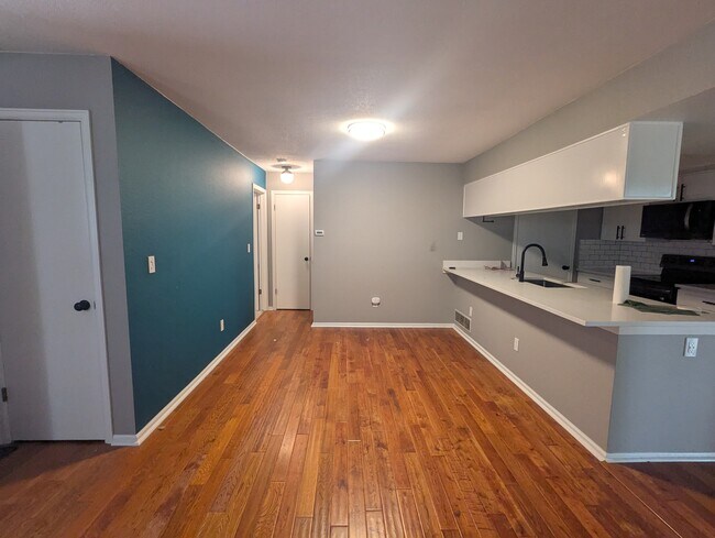 Building Photo - 6241 Willow Ln