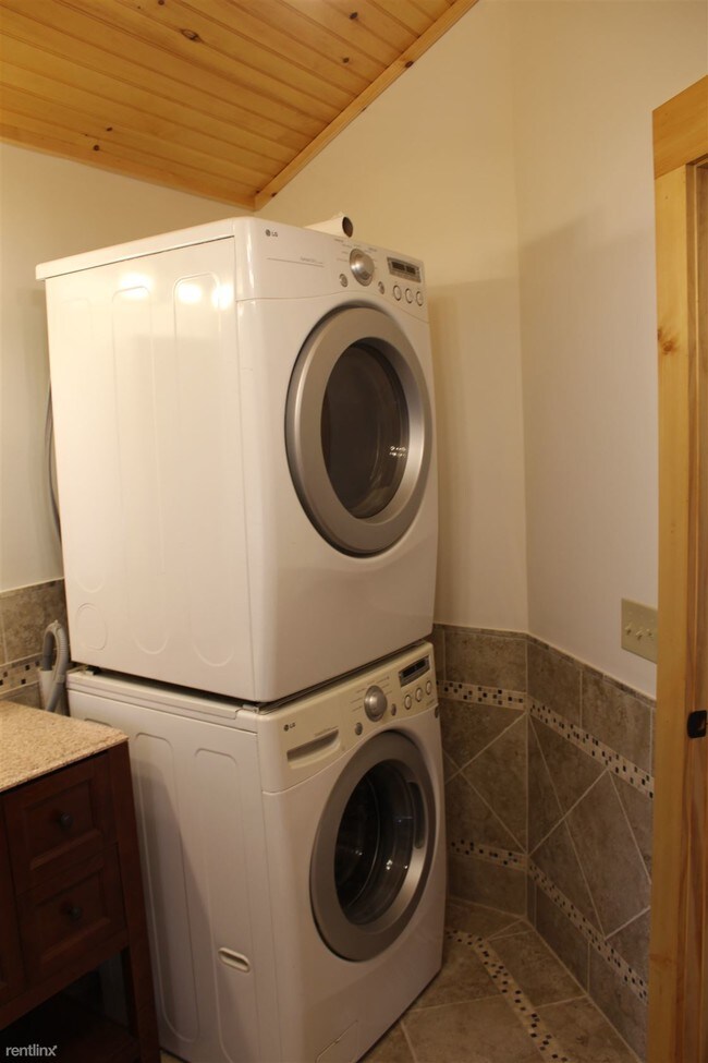 Foto del edificio - 2 br, 1 bath House - 15 Burdickville Rd