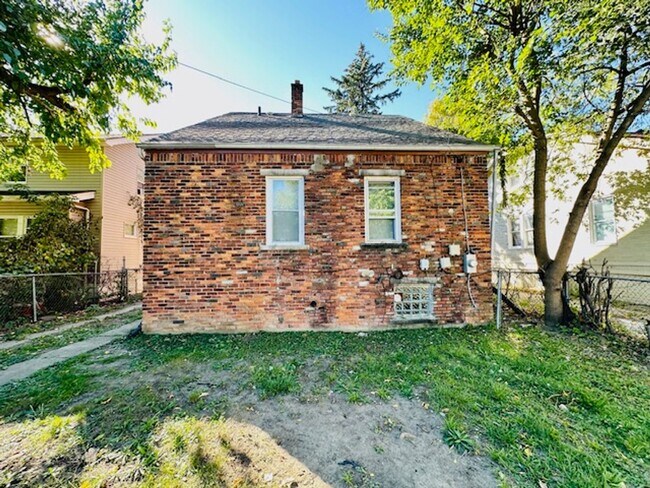 Building Photo - 3 Bedroom 1 Bath Welcome Section 8